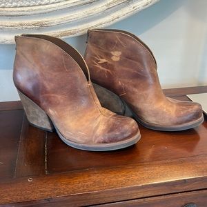 Korks booties in brown leather